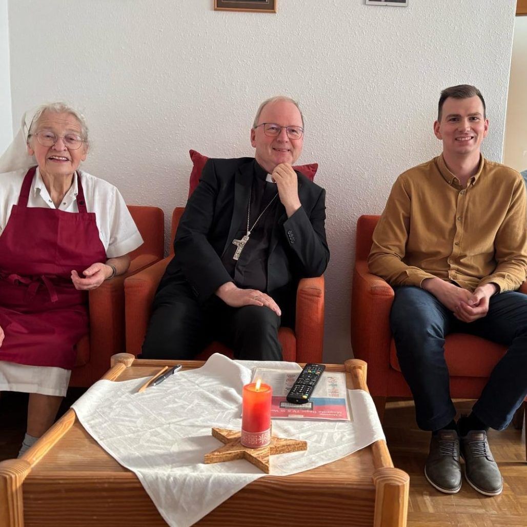 Erlebten das „Habemus Papam“ gemeinsam im Marianum in Bregenz mit (v.l.): Sr. Hildegard, Bischof Benno Elbs, Thomas Erlacher (Referent im Bischofshaus) und Daniel Raum (Erzieher im Marianum).