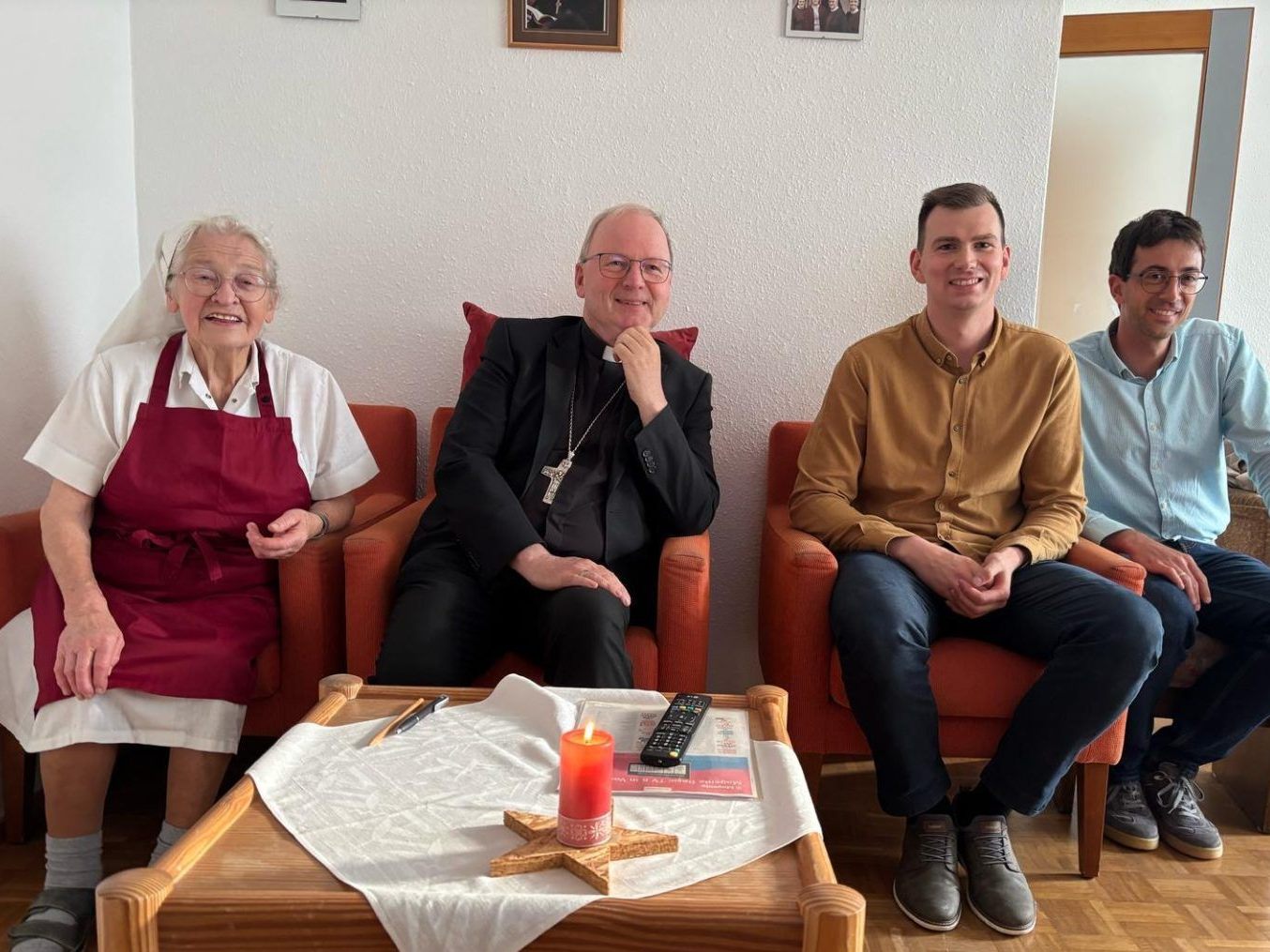 Erlebten das „Habemus Papam“ gemeinsam im Marianum in Bregenz mit (v.l.): Sr. Hildegard, Bischof Benno Elbs, Thomas Erlacher (Referent im Bischofshaus) und Daniel Raum (Erzieher im Marianum).