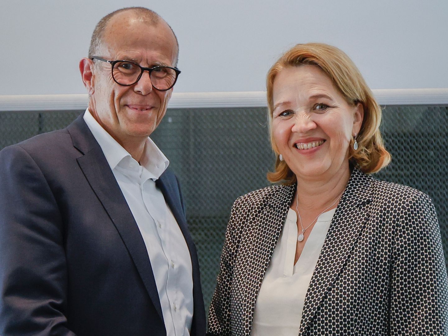 „Staffelübergabe“: Andrea Kaufmann übergibt das Präsidenten-Amt an den Frastanzer Bürgermeister Walter Gohm, der nun den Vorarlberger Gemeindeverband führt.