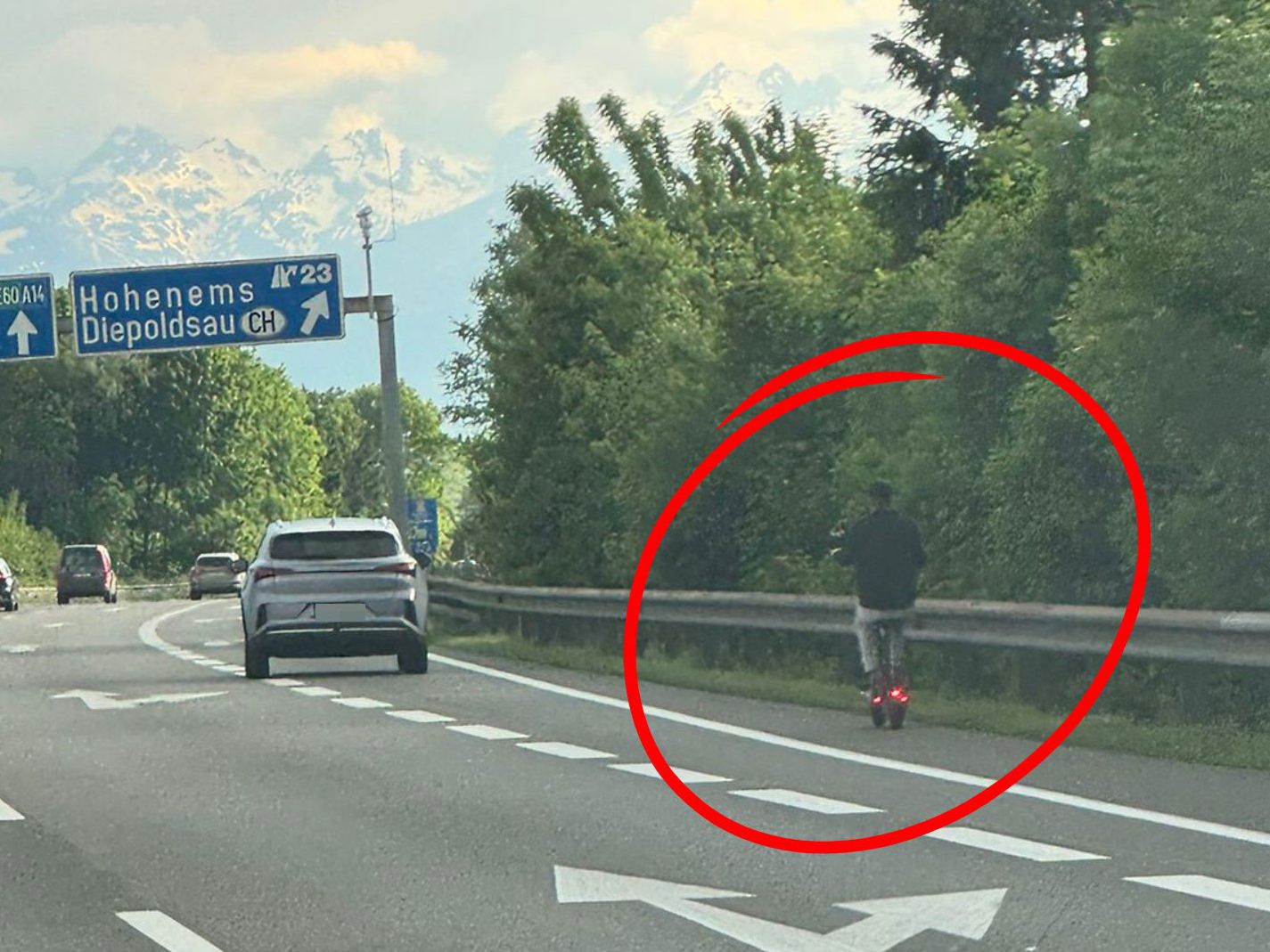 Nicht erlaubt: E-Scooter auf der A14.