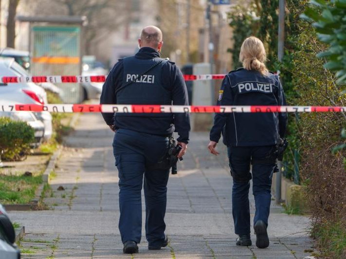 Der Täter ist auf der Flucht, die Fahndung läuft auf Hochtouren. Der Täter ist auf der Flucht, die Fahndung läuft auf Hochtouren.