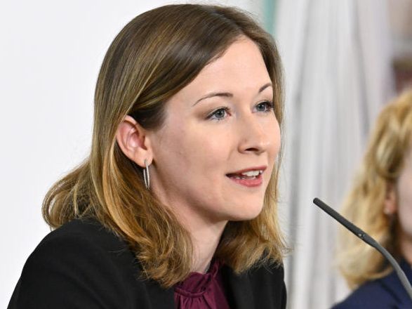 Familienministerin Claudia Plakolm spricht über das Budget.
