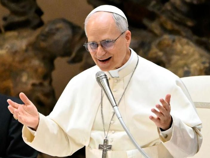 Neben dem Tennisspielen singt der neue Papst wohl auch gerne.