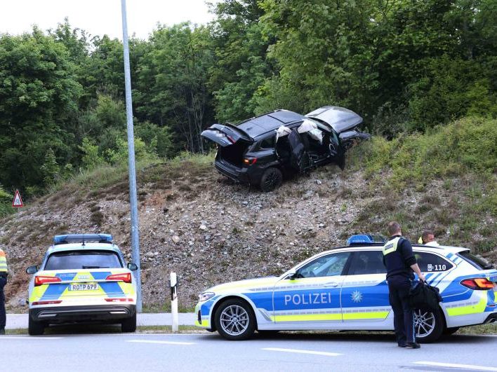 Nach der Sprengung eines Bankomaten in Gmunden in der Nacht auf Freitag, 16. Mai 2025, sind drei Verdächtige in der Nacht auf Sonntag, 18. Mai 2025, im Raum Marktl in Bayern festgenommen worden. Nach der Sprengung eines Bankomaten in Gmunden in der Nacht auf Freitag, 16. Mai 2025, sind drei Verdächtige in der Nacht auf Sonntag, 18. Mai 2025, im Raum Marktl in Bayern festgenommen worden.