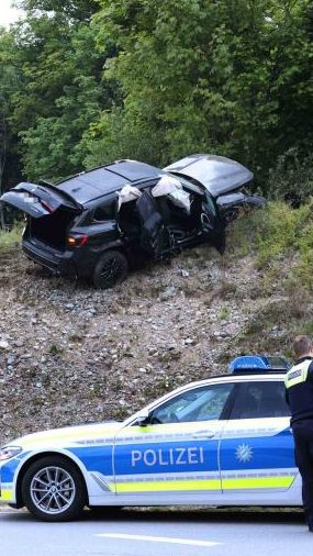 Nach der Sprengung eines Bankomaten in Gmunden in der Nacht auf Freitag, 16. Mai 2025, sind drei Verdächtige in der Nacht auf Sonntag, 18. Mai 2025, im Raum Marktl in Bayern festgenommen worden.