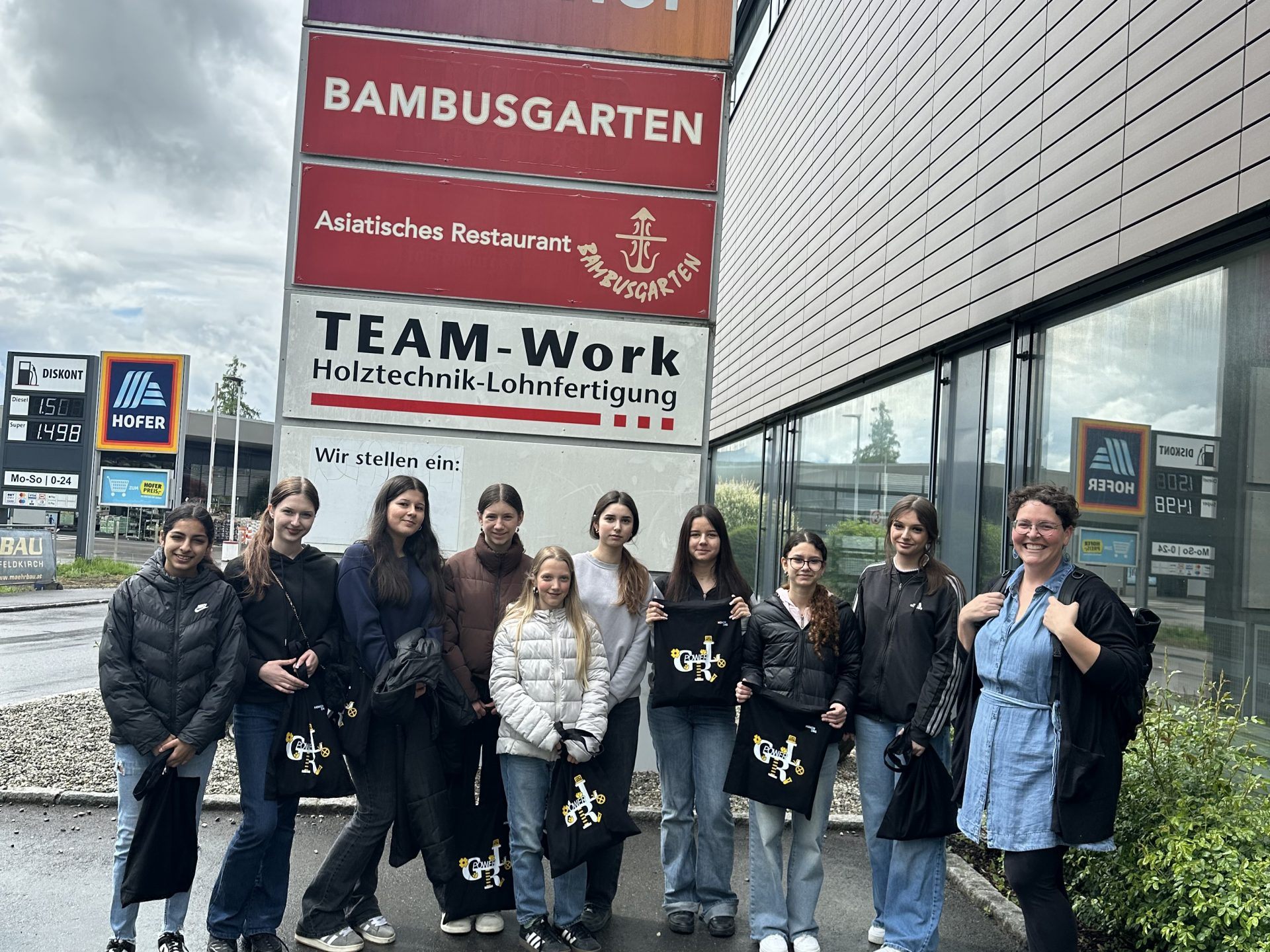 StR. Maria Benzer begleitete die 3c-Klasse der SMS Markt persönlich zur Tischlerei Plattner.