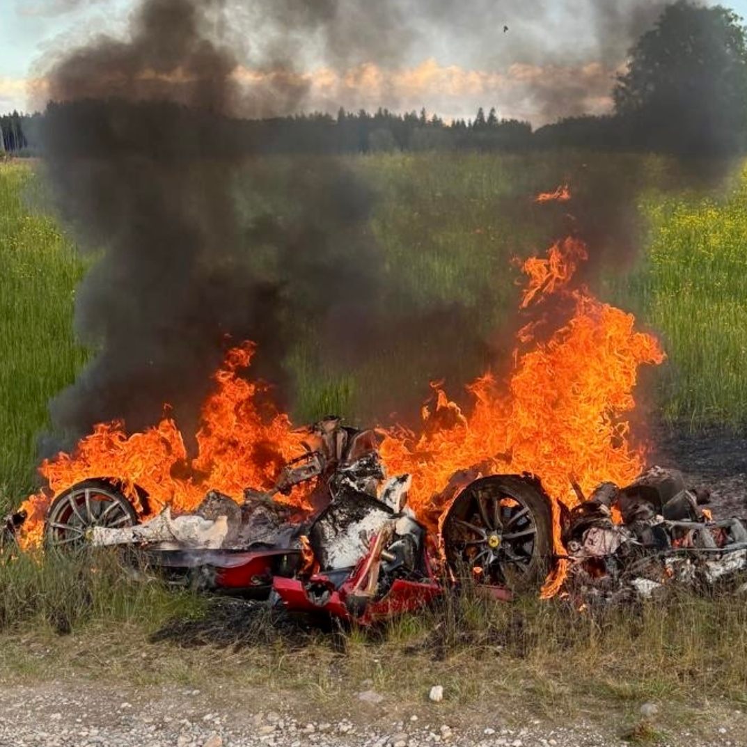 Der Ferrari brannte vollständig aus.