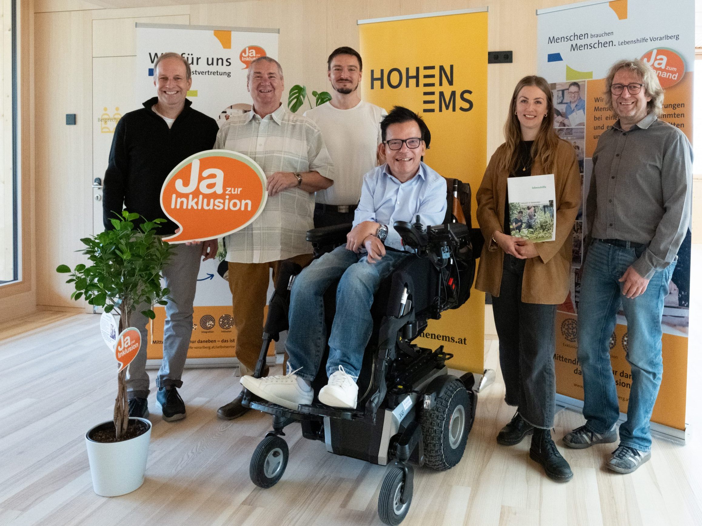 v. l. Bgm. Dieter Egger, Selbstvertreter Siegfried Glössl, Unterstützer Selbstvertreter Hans-Christoph Buchheim, Selbstvertreter Klaus Brunner sowie Sandra Pozzera (Büro für Gemeinwesen) und Bernd Federspiel (Stadtplanung).