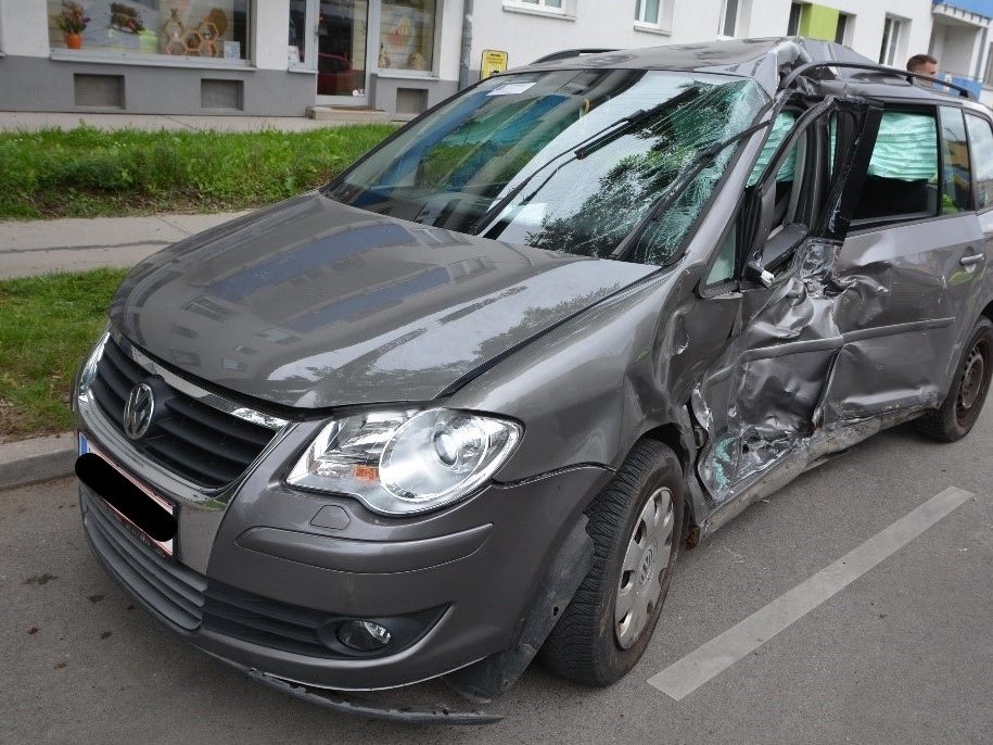 Eines der beim Zusammenstoß mit der Bim Linie 26 beschädigten Autos. Eines der beim Zusammenstoß mit der Bim Linie 26 beschädigten Autos.