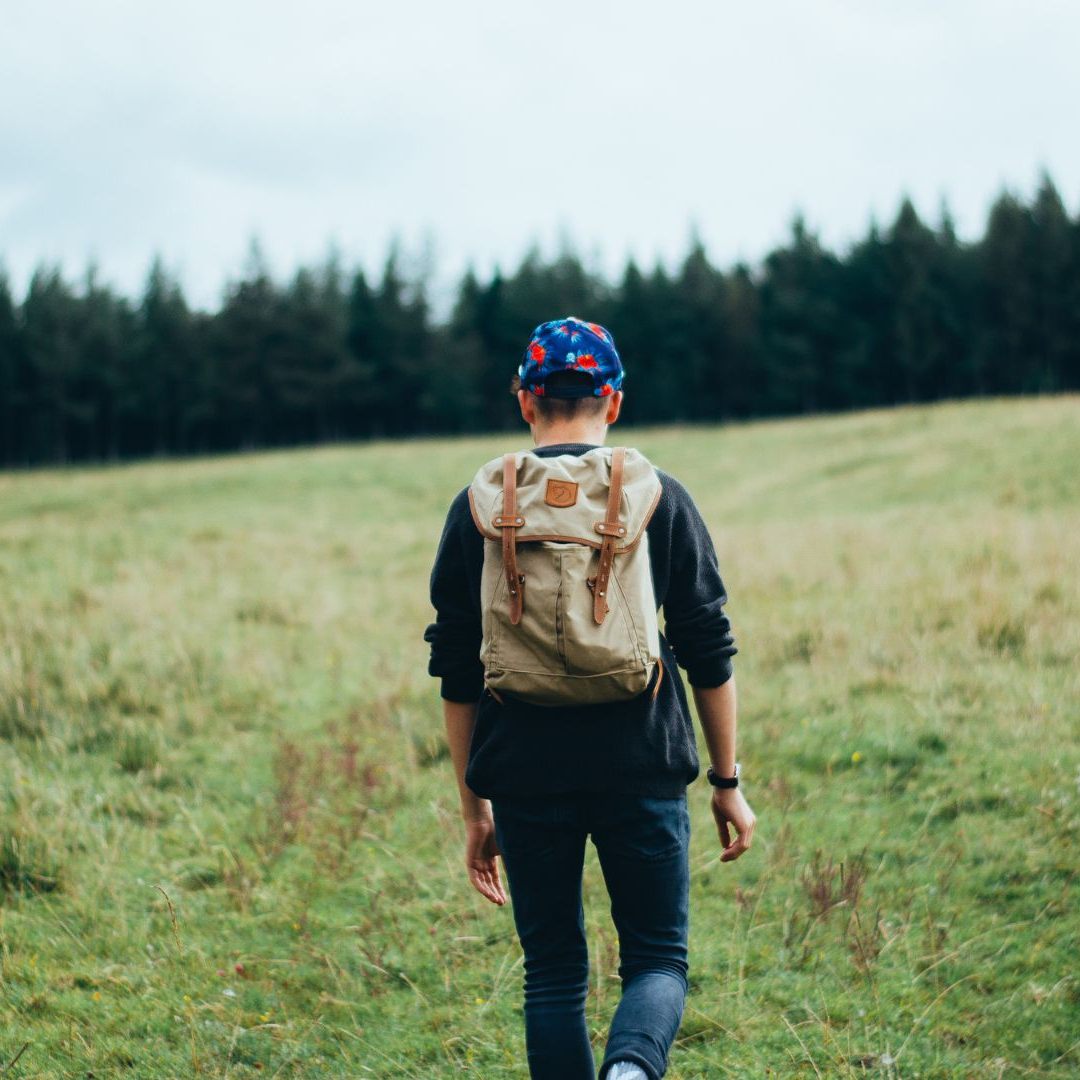 Experten erklären, ob regelmäßiges Spazieren Muskelaufbau fördern und Fett verbrennen kann – und worauf es dabei ankommt.