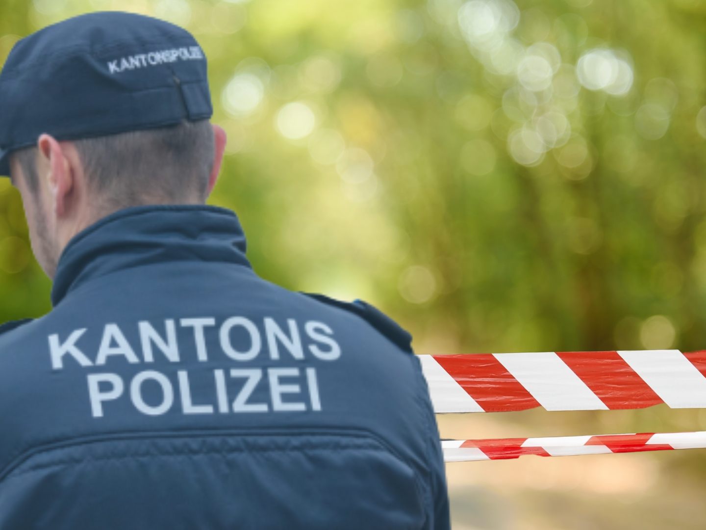 Eine 15-Jährige wurde am leblos in Berikon gefunden. Polizei spricht von Tötungsdelikt, Festnahme erfolgt. Schulbezug wird geprüft.