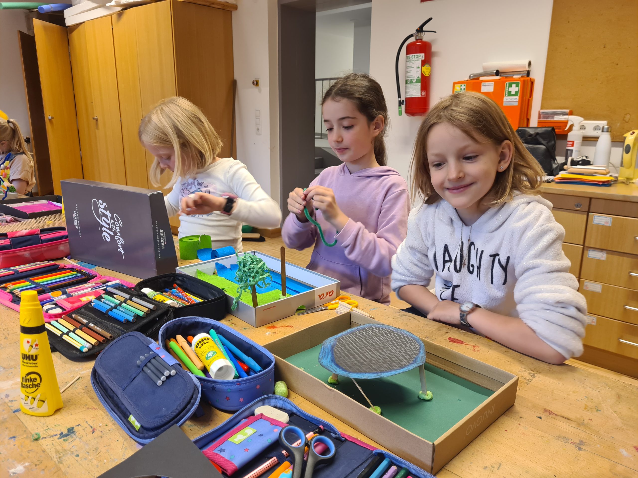 Kinder beim kreativen Werkeln Kinder beim kreativen Werkeln