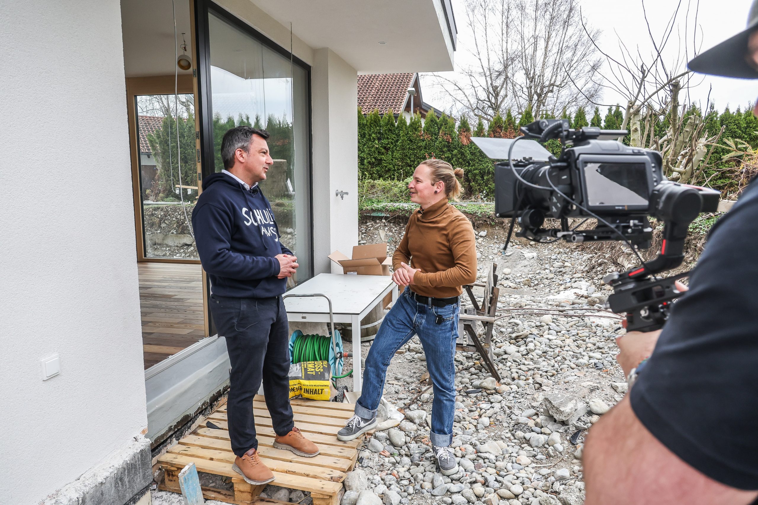 Bei manchen Terminen, wie besonders rund um die Wahlen, ist dann auch Ländle TV mit der Kamera dabei. Bei manchen Terminen, wie besonders rund um die Wahlen, ist dann auch Ländle TV mit der Kamera dabei.
