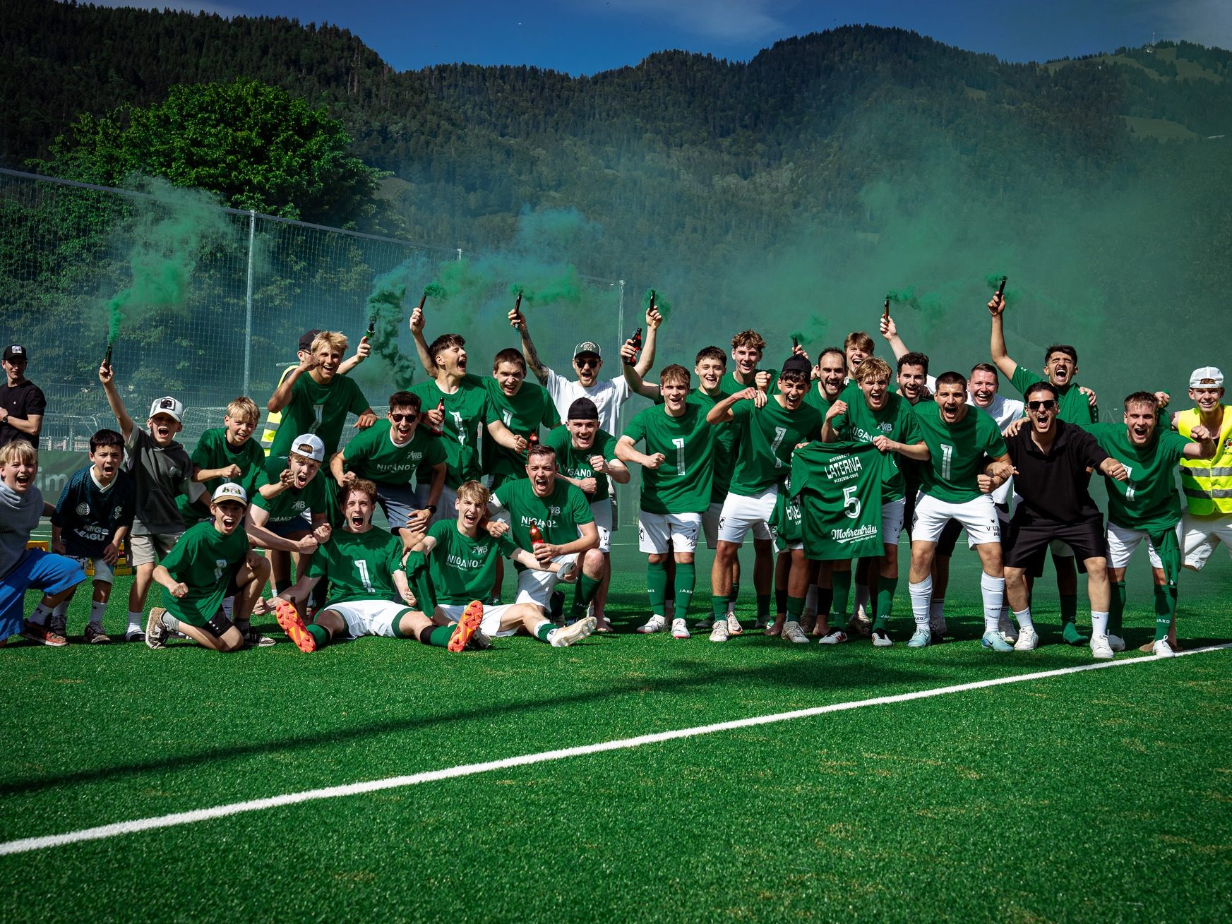 Das Meisterteam der SPG Mellau/Bezau/Bizau feiert den Titel auf dem Openair. Das Meisterteam der SPG Mellau/Bezau/Bizau feiert den Titel auf dem Openair.
