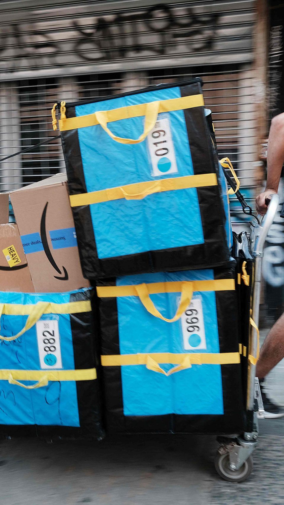 Amazon Prime Day 2025: Vier Tage Angebote, KI-gestützte Empfehlungen und Chancen für Händler. Preisvergleiche sind entscheidend.