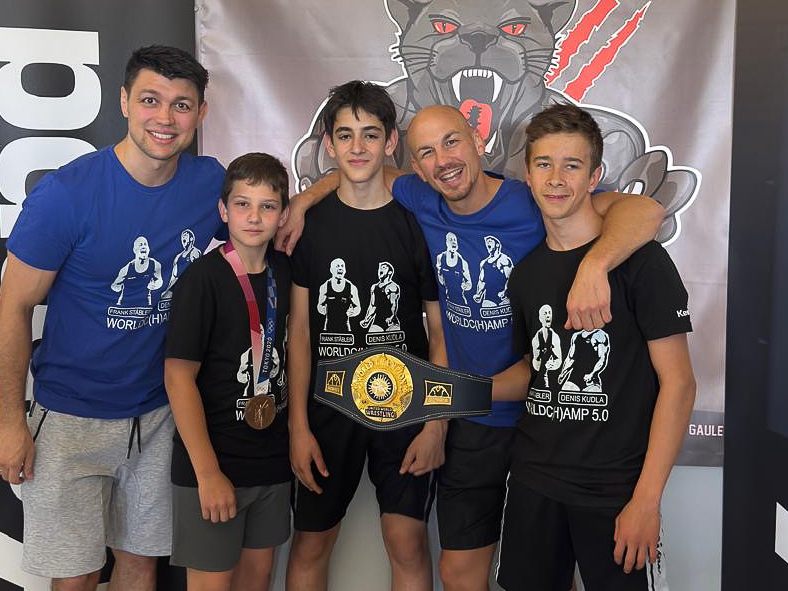 Ilias Demirel, Mert Ates und Noah Netzer flankiert von den beiden Weltklasseringern Denis Kudla und Frank Stäbler