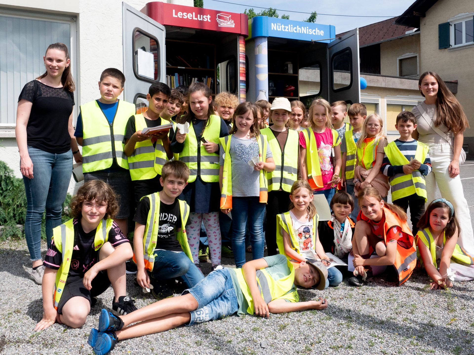Die Schüler der dritten Klassen Volksschule Meiningen mit ihren Lehrerinnen Cindy Baier und Maria Bachmann vor den Re-Use-Boxen Die Schüler der dritten Klassen Volksschule Meiningen mit ihren Lehrerinnen Cindy Baier und Maria Bachmann vor den Re-Use-Boxen