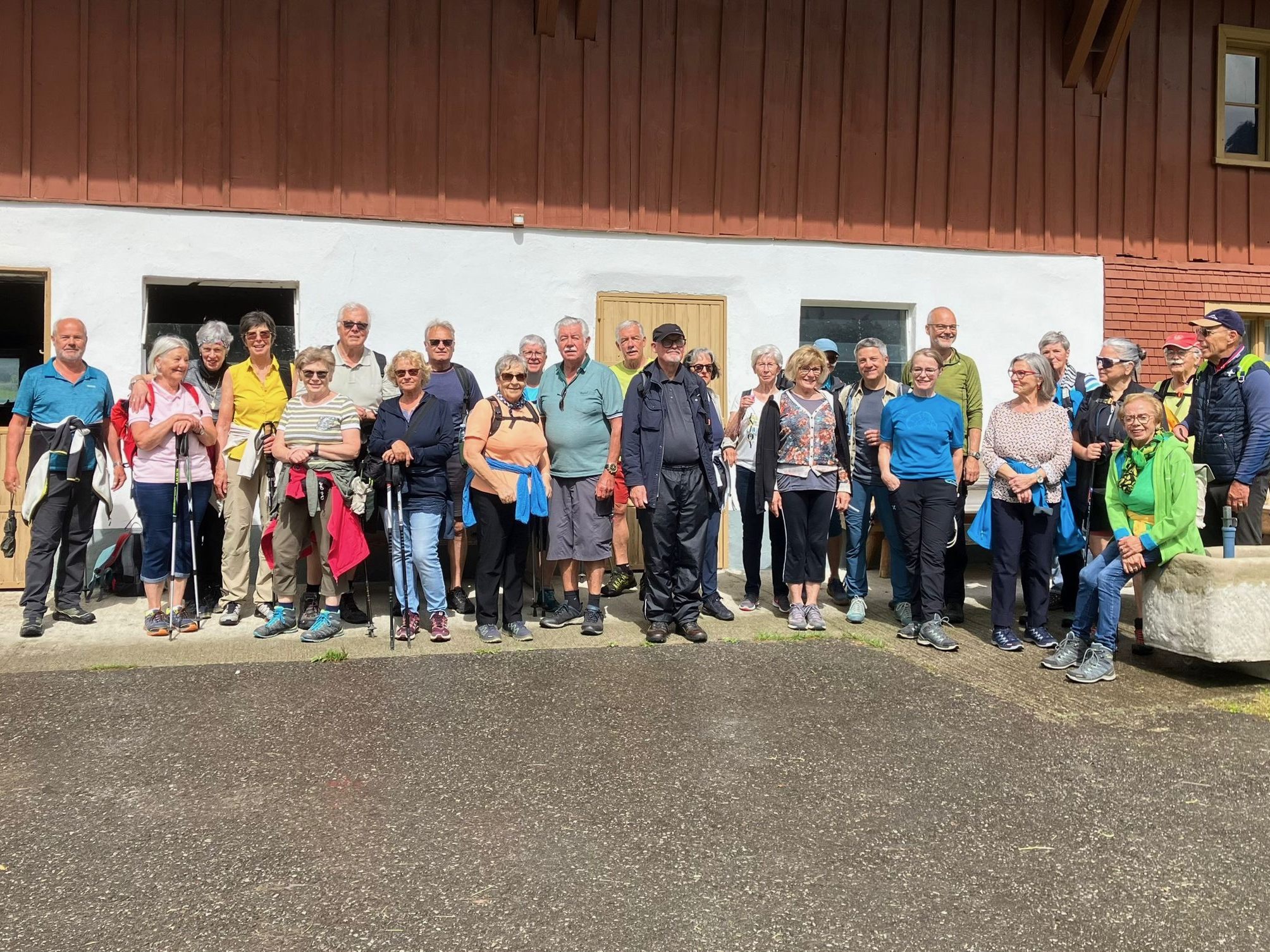 Die Wandergruppe bei einer Rast in Richtung Schönenbach Die Wandergruppe bei einer Rast in Richtung Schönenbach