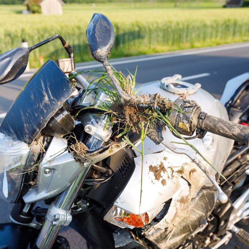 Mit Motorrad in Wiese gelandet