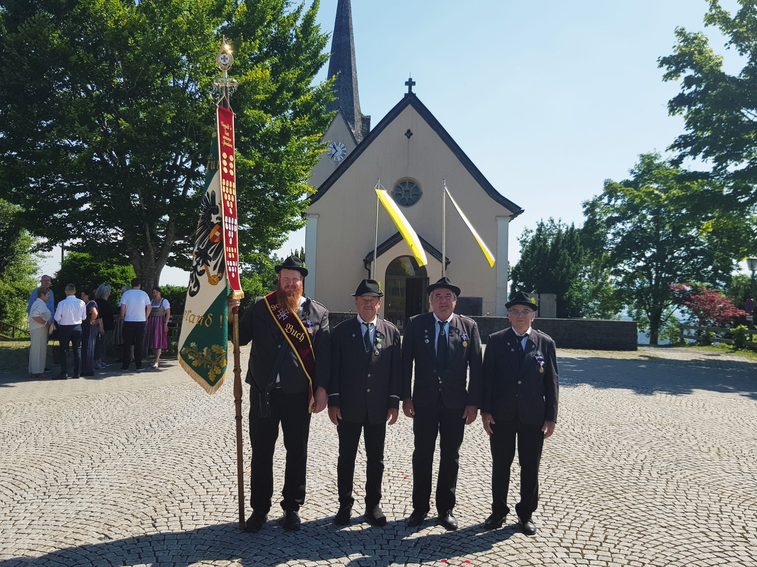 Zu Fronleichnam posierten die Bucher Kameraden – Vize-Fähnrich Christian Leitner, Vizeobmann Christian Winder, Obmann Lothar Gunz und Ehrenbürger Ewald Hopfner (ältestes Vereinsmitglied) schon für die Fahnenweihe. Zu Fronleichnam posierten die Bucher Kameraden – Vize-Fähnrich Christian Leitner, Vizeobmann Christian Winder, Obmann Lothar Gunz und Ehrenbürger Ewald Hopfner (ältestes Vereinsmitglied) schon für die Fahnenweihe.