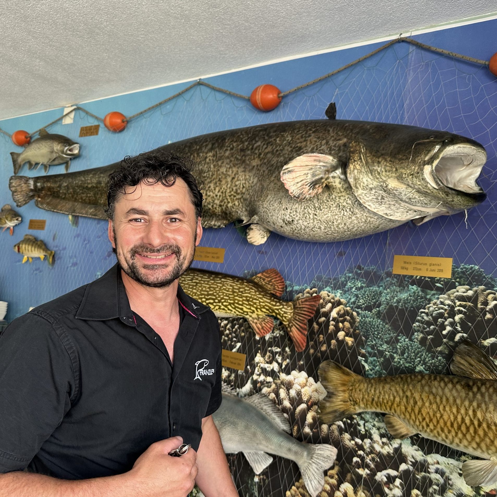 Berufsfischer Franz Blum vor seinem bisher größten Wels.