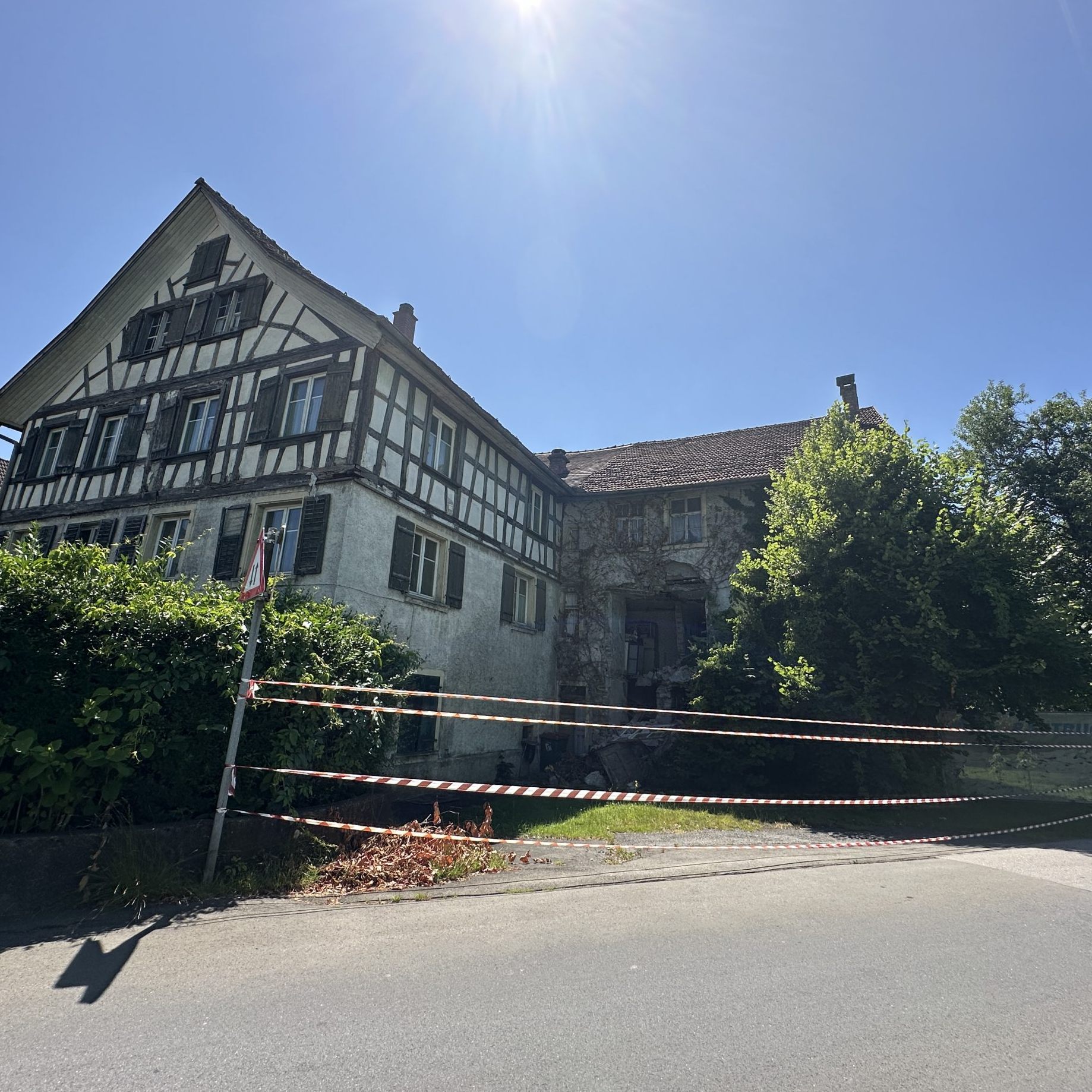 Ein aktuelles Foto des Bären an der Achpark-Kreuzung.