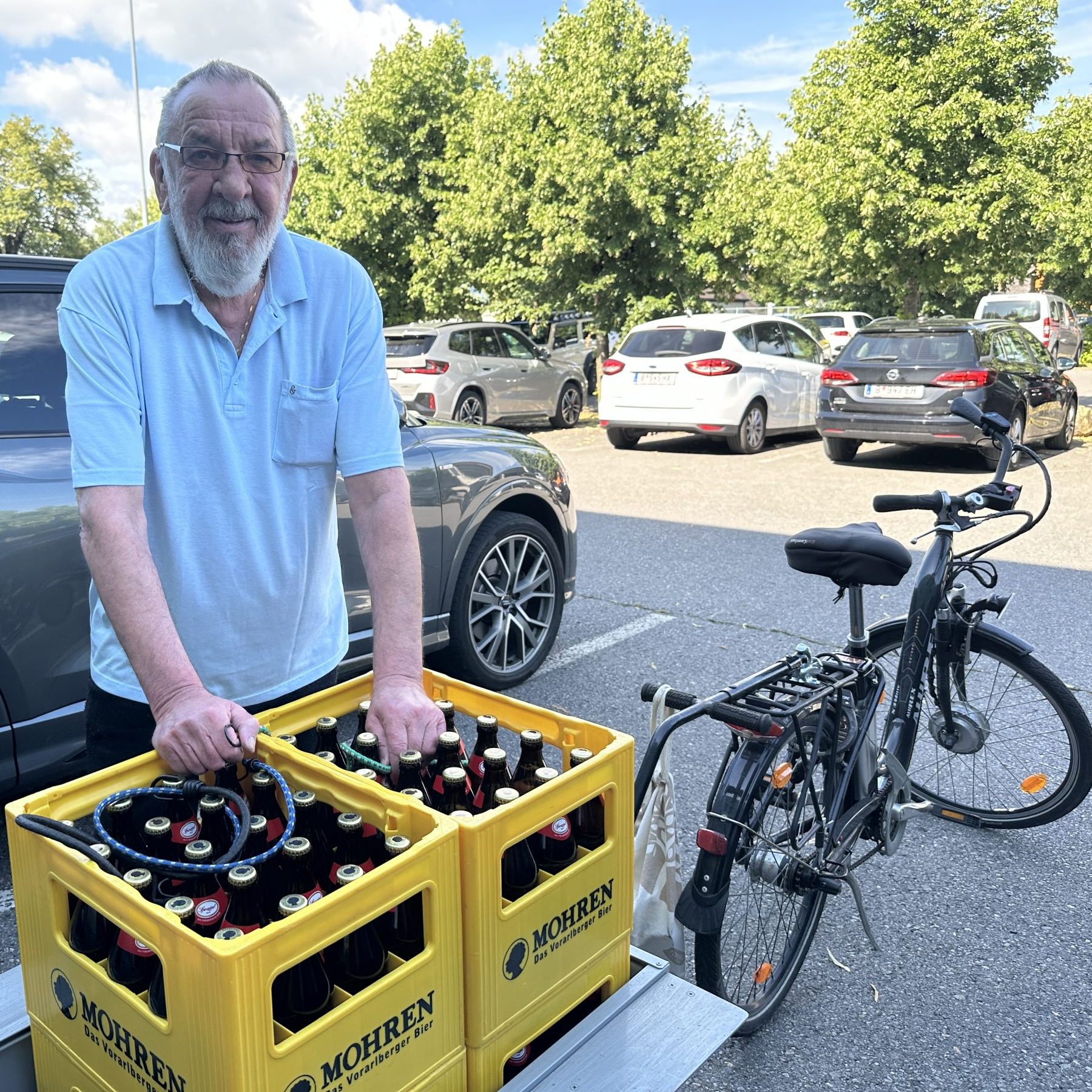 Gustav kam mit dem Fahrrad, um Bier und Lebensmittel zu kaufen.