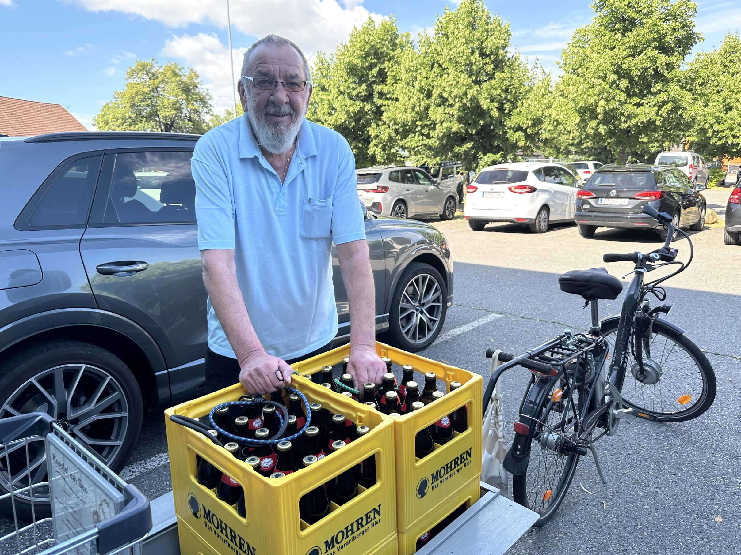 Gustav kam mit dem Fahrrad, um Bier und Lebensmittel zu kaufen. Gustav kam mit dem Fahrrad, um Bier und Lebensmittel zu kaufen.
