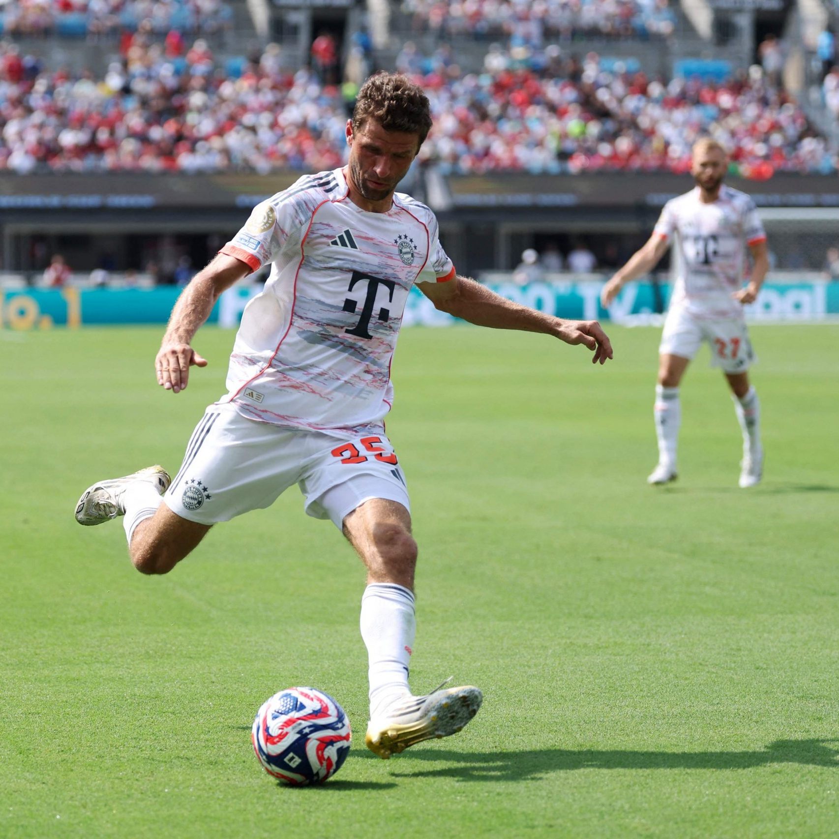 Bayern München verliert gegen Boca, Benfica siegt. Auswirkungen auf Klub-WM 2025 Qualifikation. Thomas Müller kommentiert humorvoll.