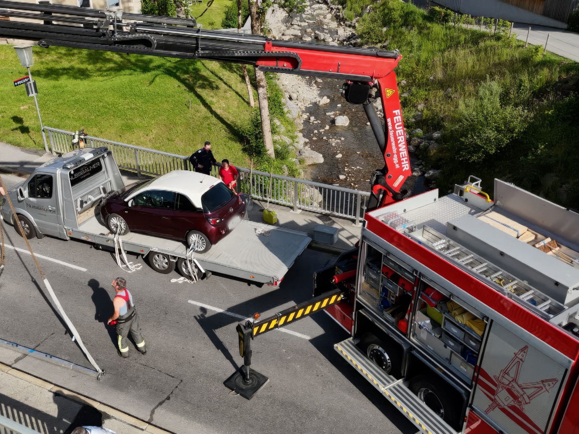 Die Feuerwehr musste den Pkw aus dem Schmittenbach bergen. Die Feuerwehr musste den Pkw aus dem Schmittenbach bergen.