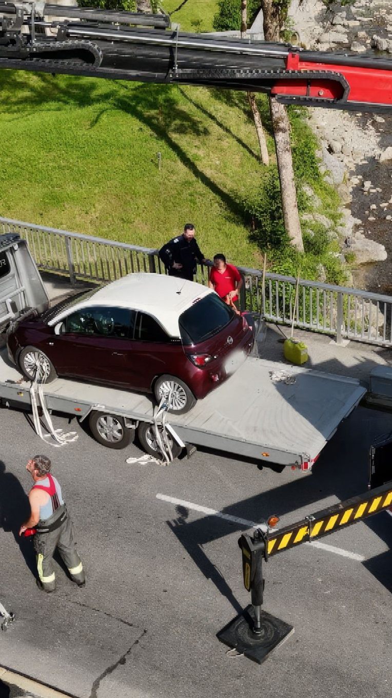 Die Feuerwehr musste den Pkw aus dem Schmittenbach bergen.