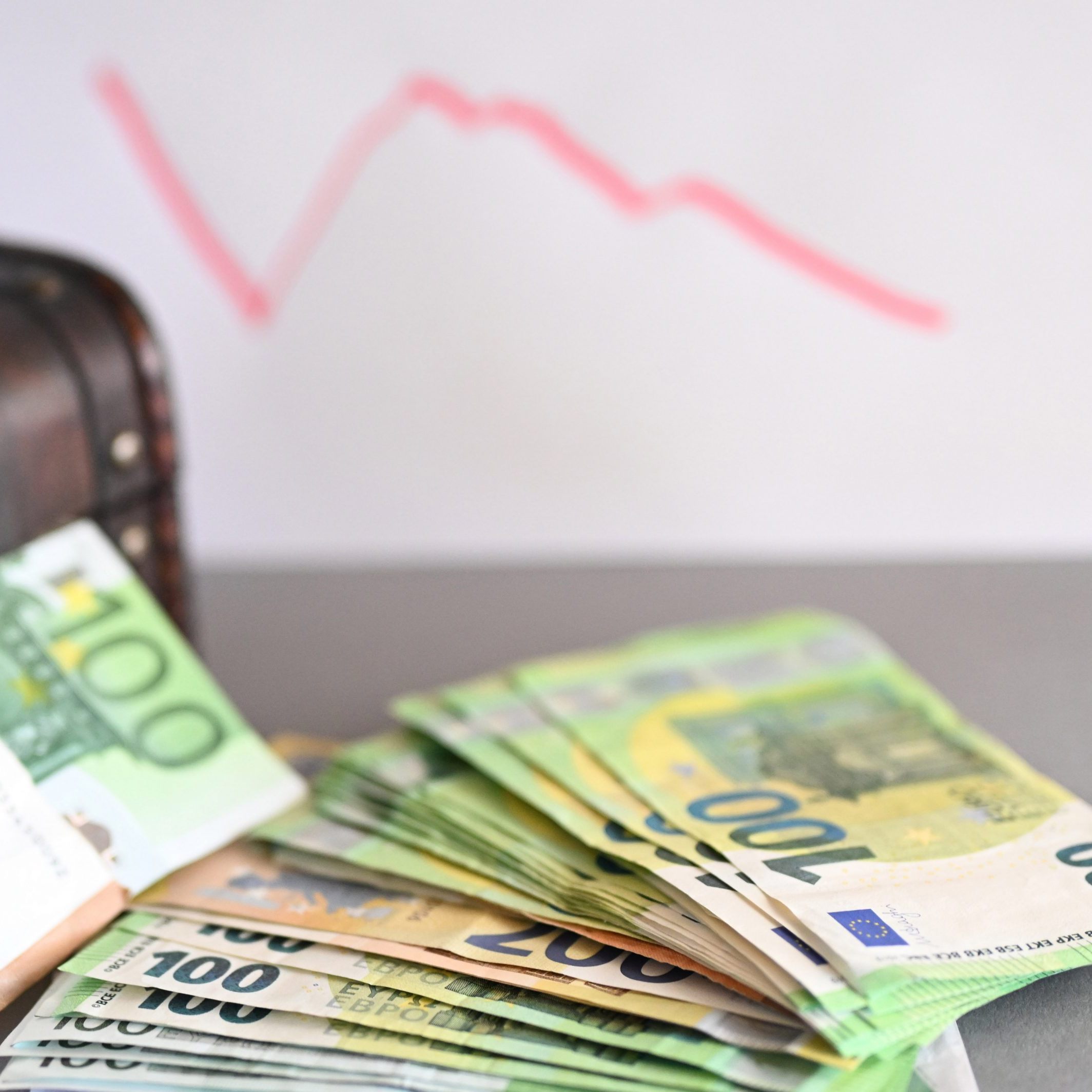 Ab Juli 2025 steigen in Österreich zahlreiche Gebühren, darunter für Reisepässe, Führerscheine und das Klimaticket. Auch Pensionisten sind betroffen.