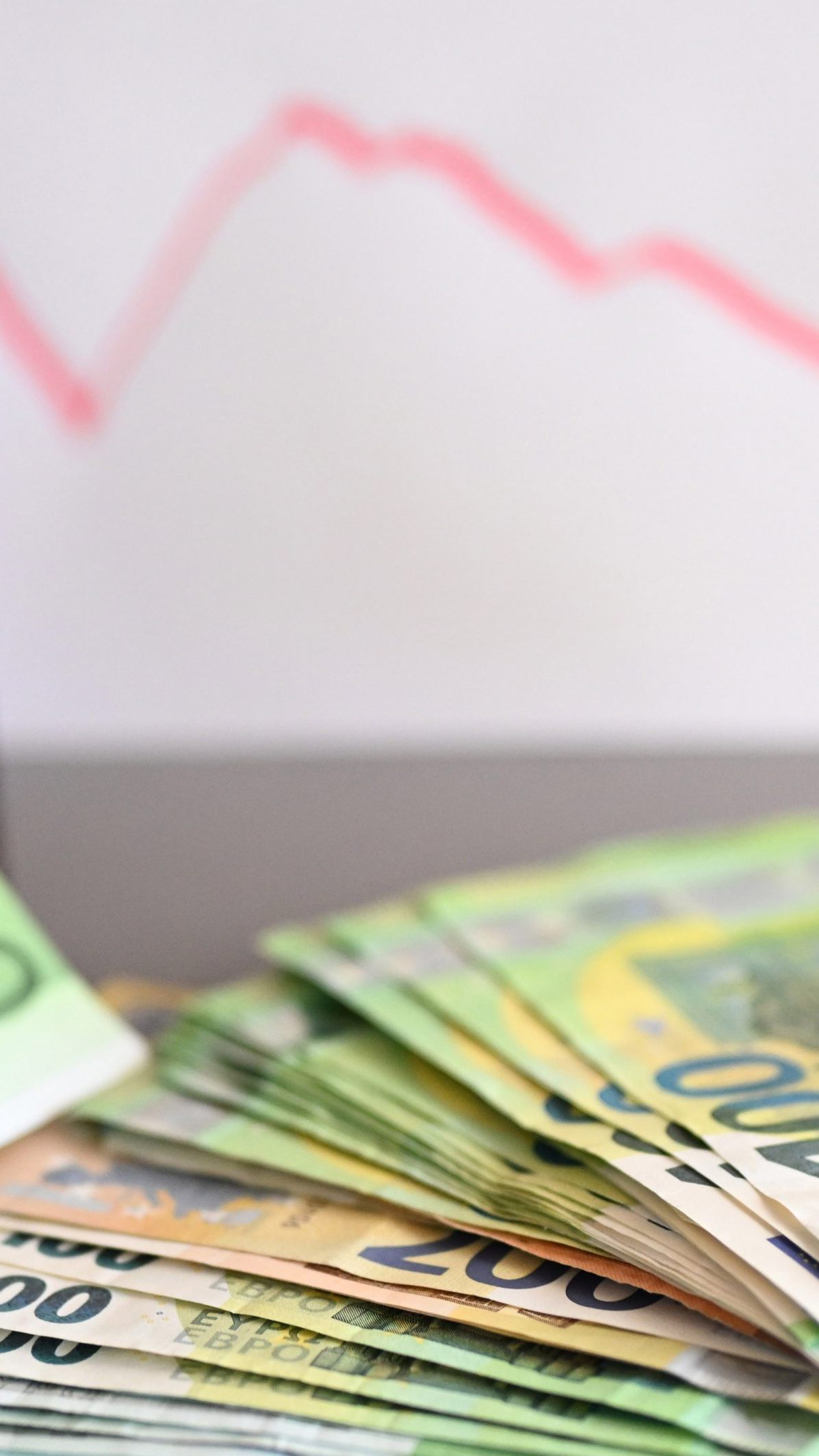 Ab Juli 2025 steigen in Österreich zahlreiche Gebühren, darunter für Reisepässe, Führerscheine und das Klimaticket. Auch Pensionisten sind betroffen.