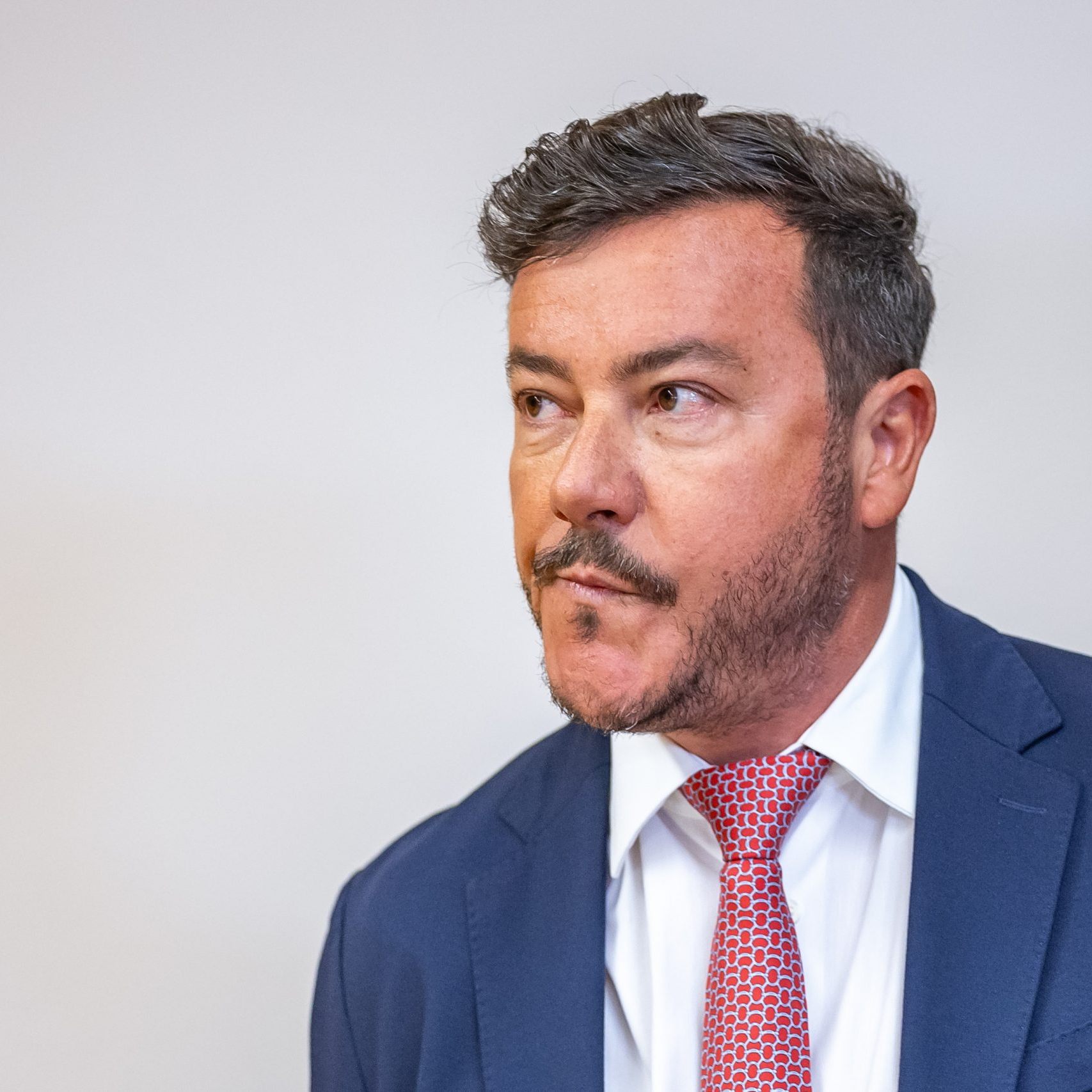 Ersteigere Luxusmöbel aus René Benkos Villa am Gardasee. Online-Auktion bietet Designermöbel und Dekoration aus der Villa Ansaldi.