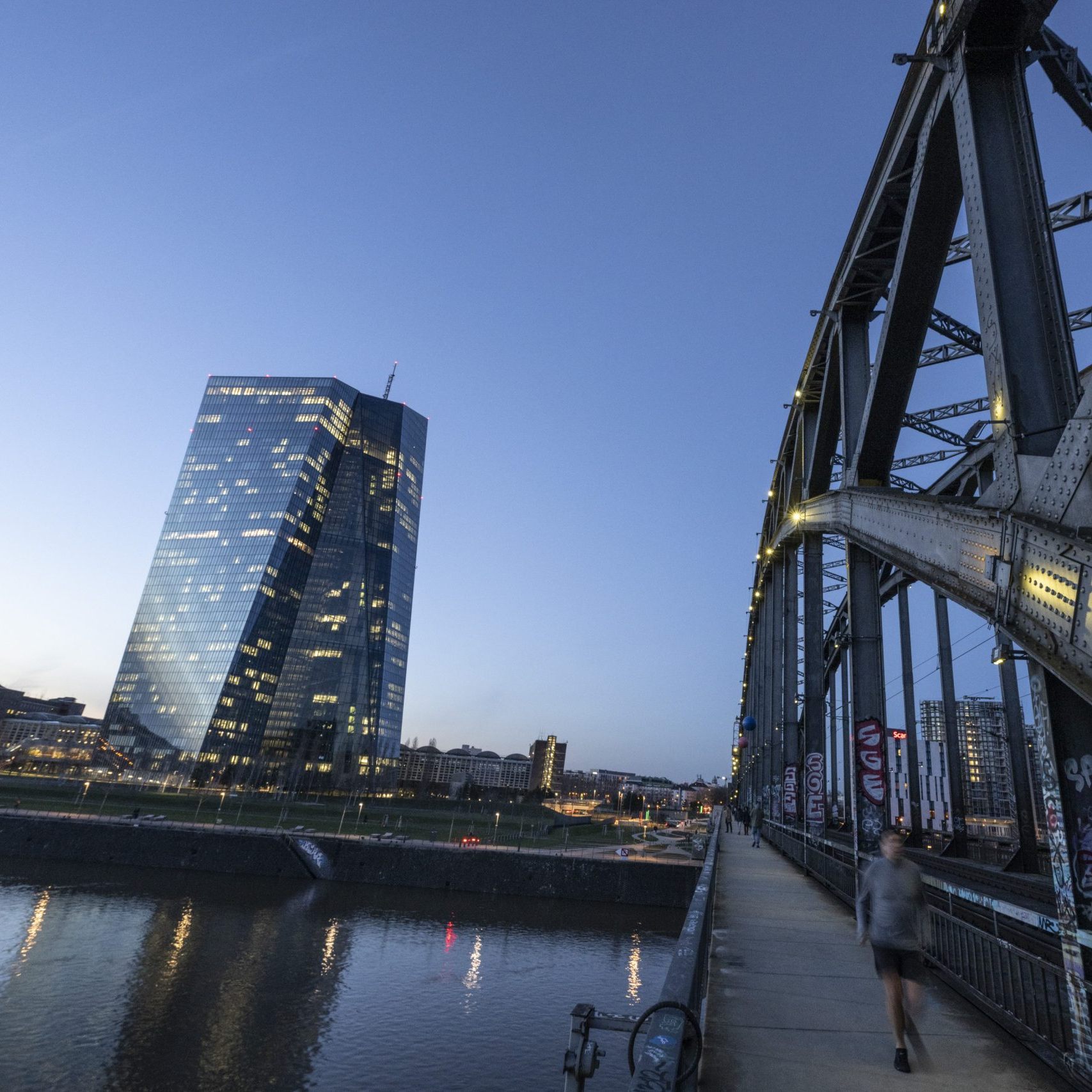 EZB senkt Leitzins: Kredite werden günstiger, aber Sparer müssen mit niedrigeren Zinsen rechnen. (Bild: APA/DPA/BORIS ROESSLER)