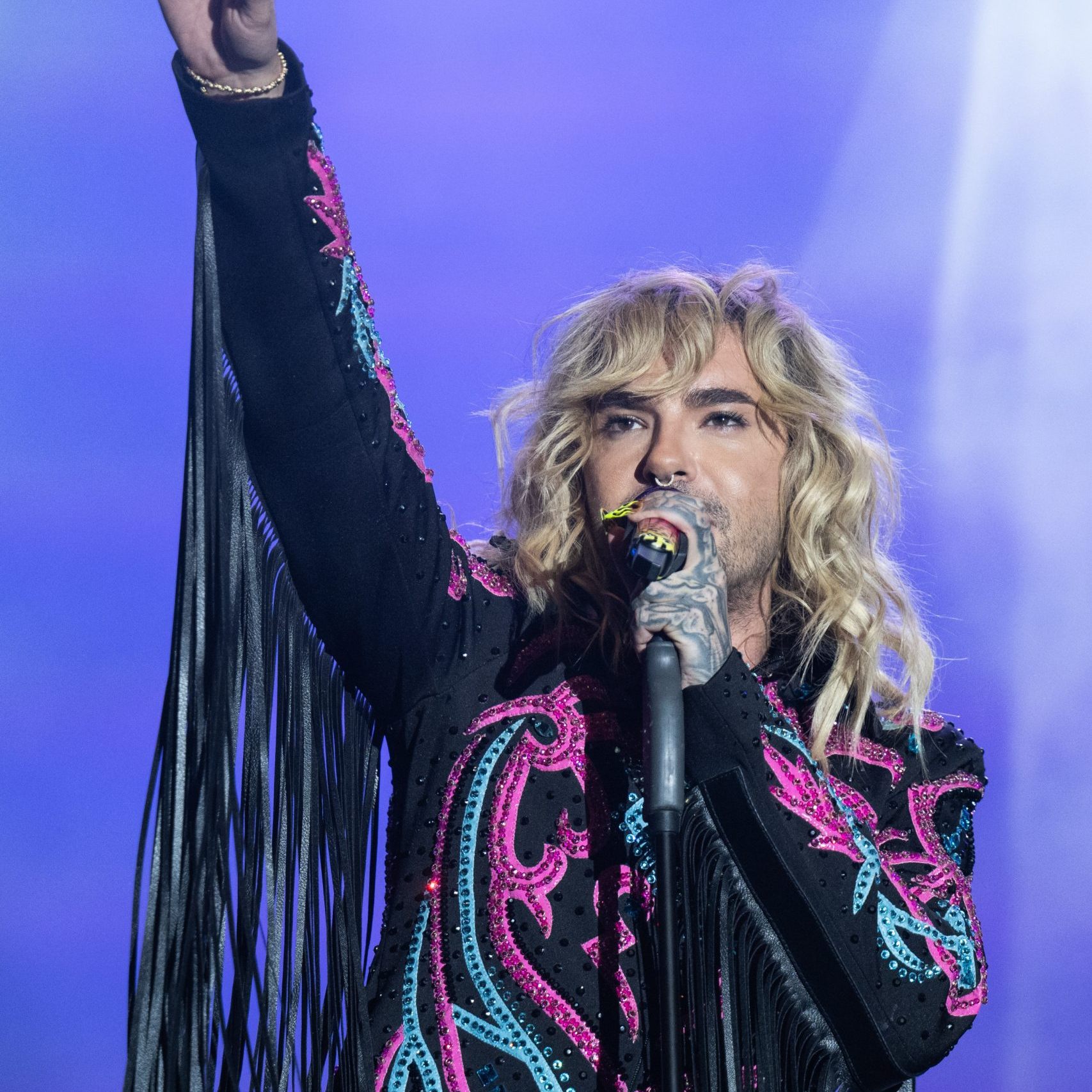 Bill Kaulitz erlebt Liebes-Chaos und Perücken-Panne im Doku-Drama.