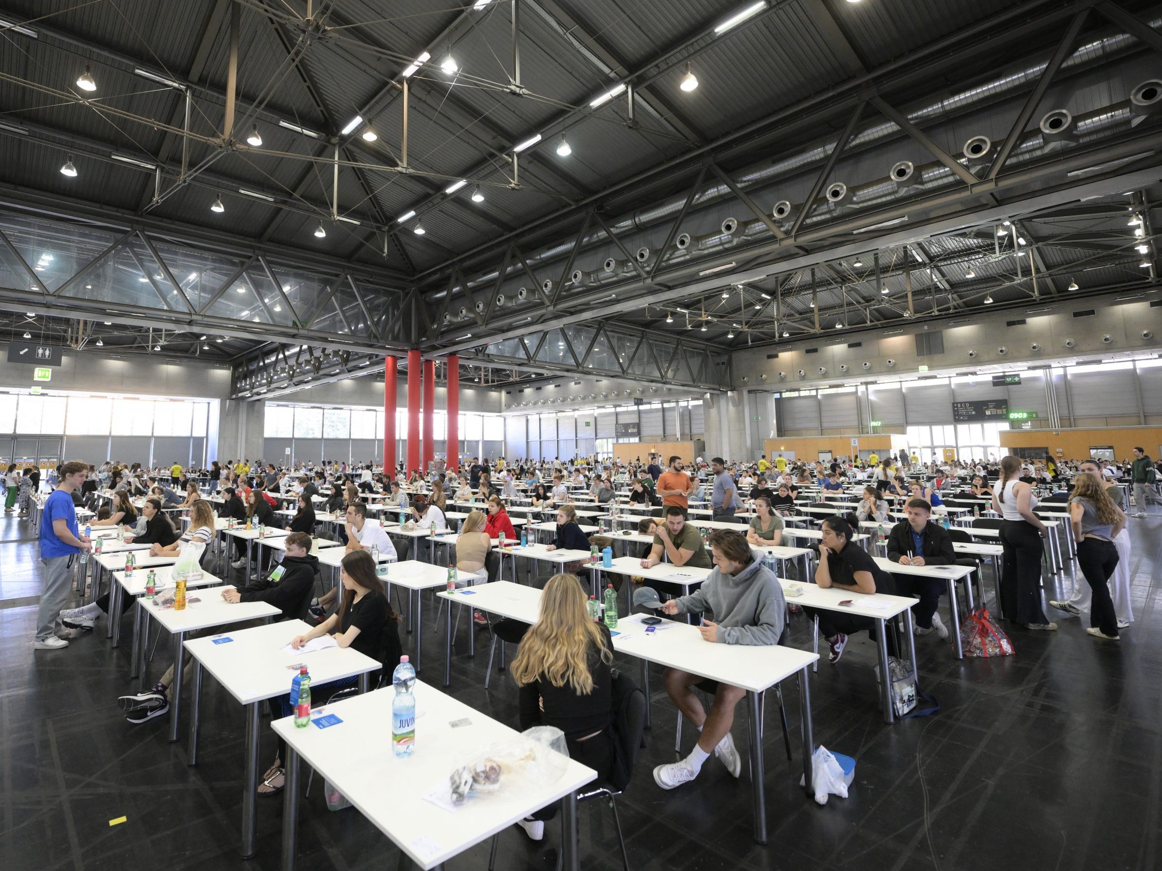 Knapp 16.000 Anmeldungen gibt es für Medizinstudium-Aufnahmetest am Freitag. Knapp 16.000 Anmeldungen gibt es für Medizinstudium-Aufnahmetest am Freitag.