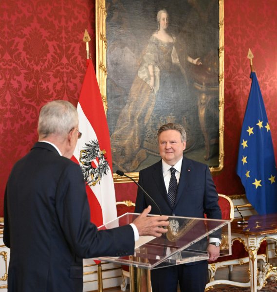 ABD0057_20250613 – WIEN – STERREICH: Wiens Landeshauptmann Michael Ludwig (SP) am Freitag, 13. Juni 2025, anl. der Angelobung durch Bundesprsident Alexander Van der Bellen in der Prsidentschaftskanzlei in Wien. – FOTO: APA/HELMUT FOHRINGER
