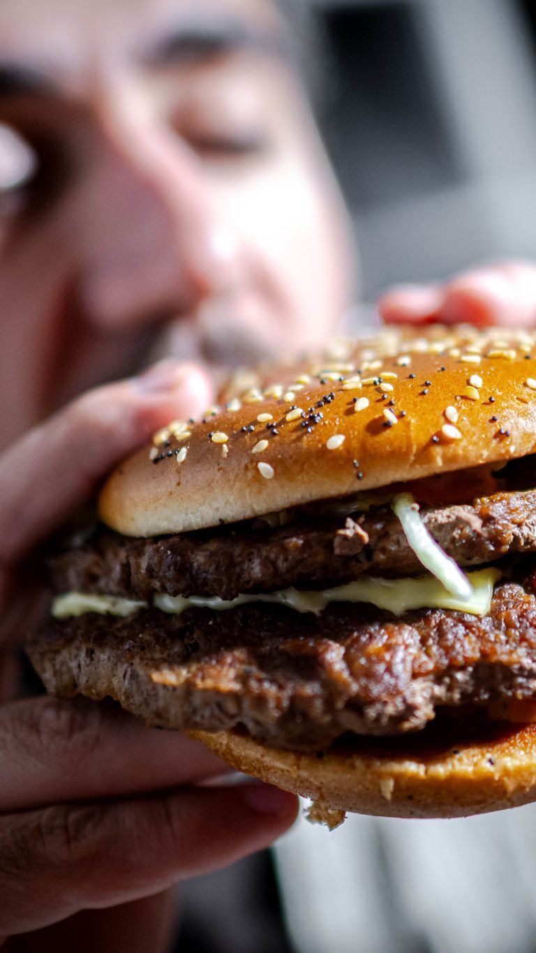 Experten warnen vor einem neuen Ernährungstrend: Zu viel stark verarbeiteten Lebensmitteln und Zusatzstoffen kann das Krebsrisiko laut Studien erhöhen.