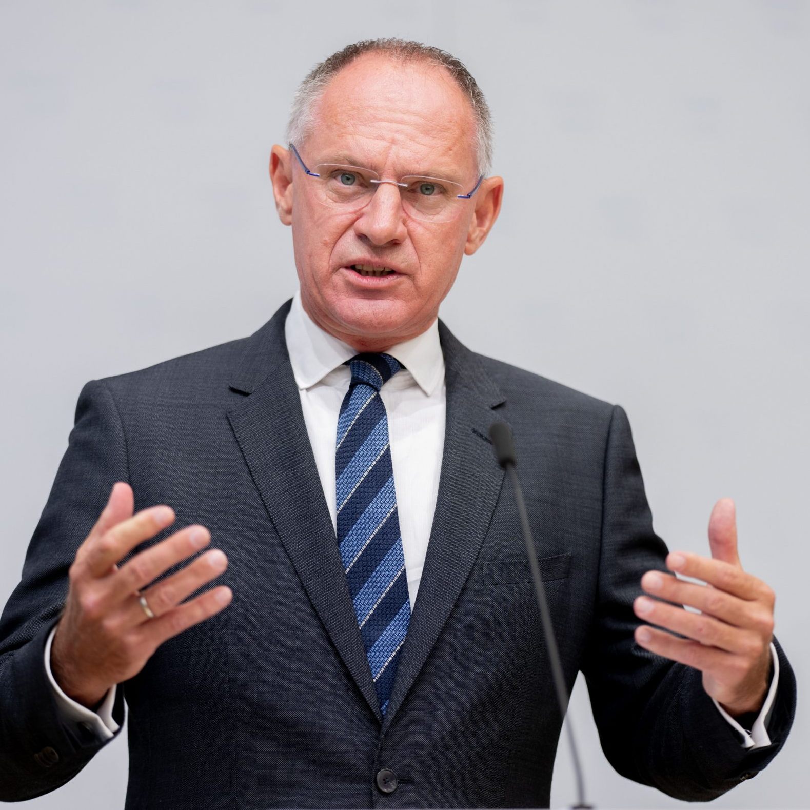 Innenminister Karner zog Bilanz zum Sozialleistungsbetrug in Österreich.