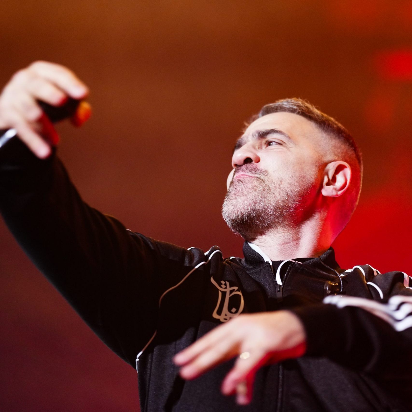 Bushido sagt Auftritt in Geiselwind ab. Gesundheitliche Gründe oder privater Schicksalsschlag? Fans spekulieren über die Hintergründe.