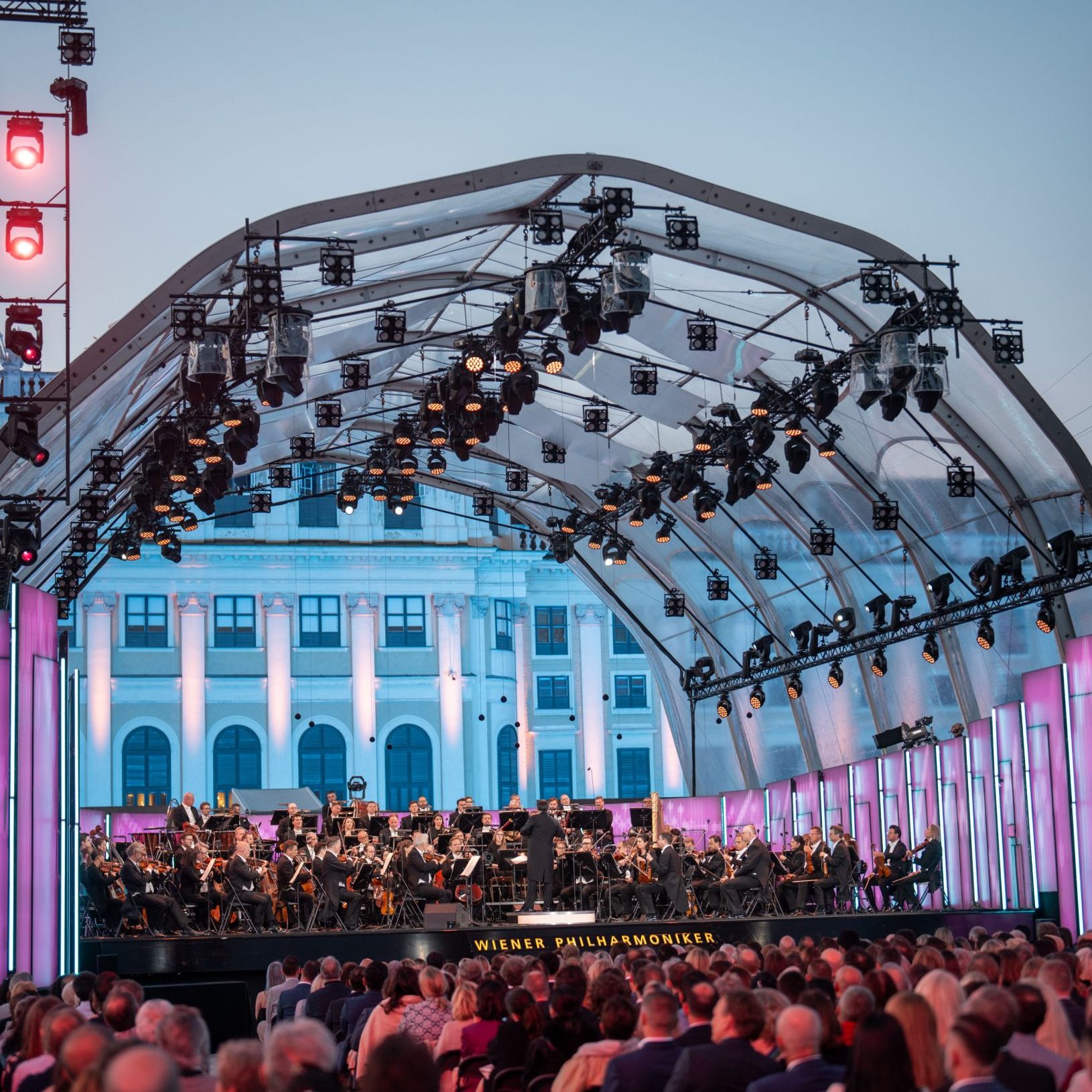 Nach dem Attentat an einer Grazer Schule stand vor allem der Beginn des Sommernachtskonzerts ganz im Zeichen des Gedenkens.
