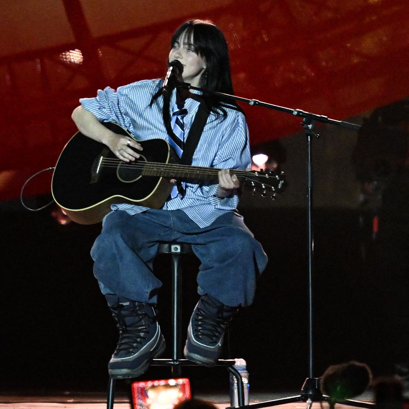 Billie Eilish lieferte eine solide, aber distanzierte Show in Wien ab.