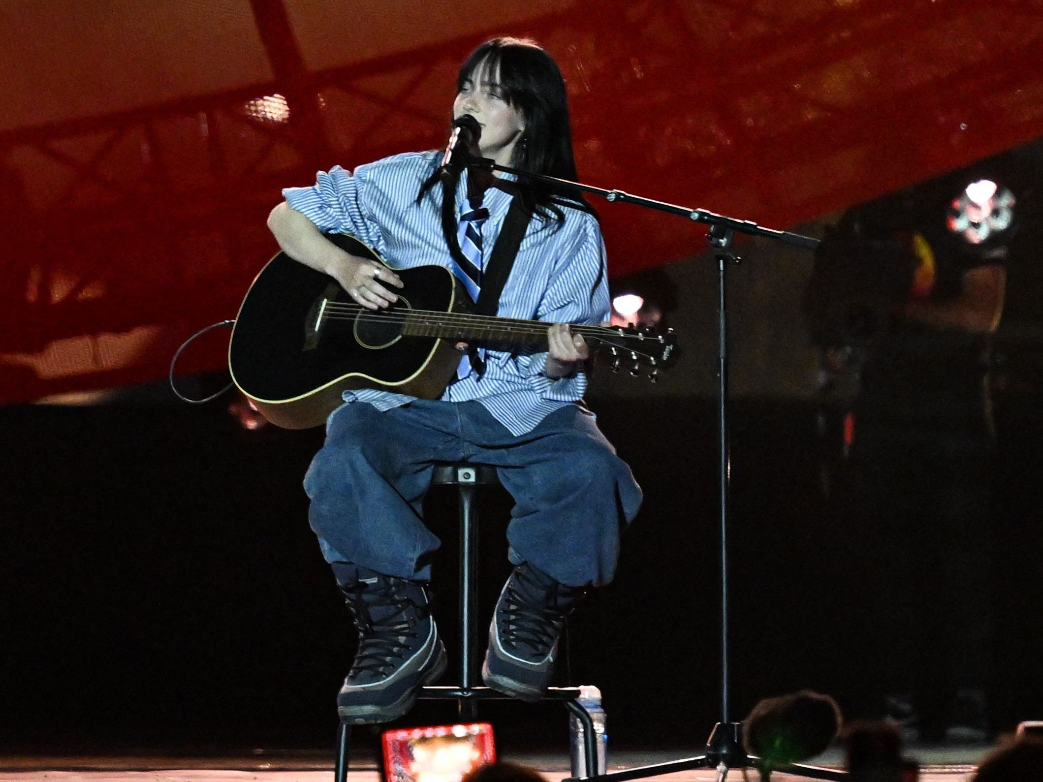 Billie Eilish lieferte eine solide, aber distanzierte Show in Wien ab. Billie Eilish lieferte eine solide, aber distanzierte Show in Wien ab.