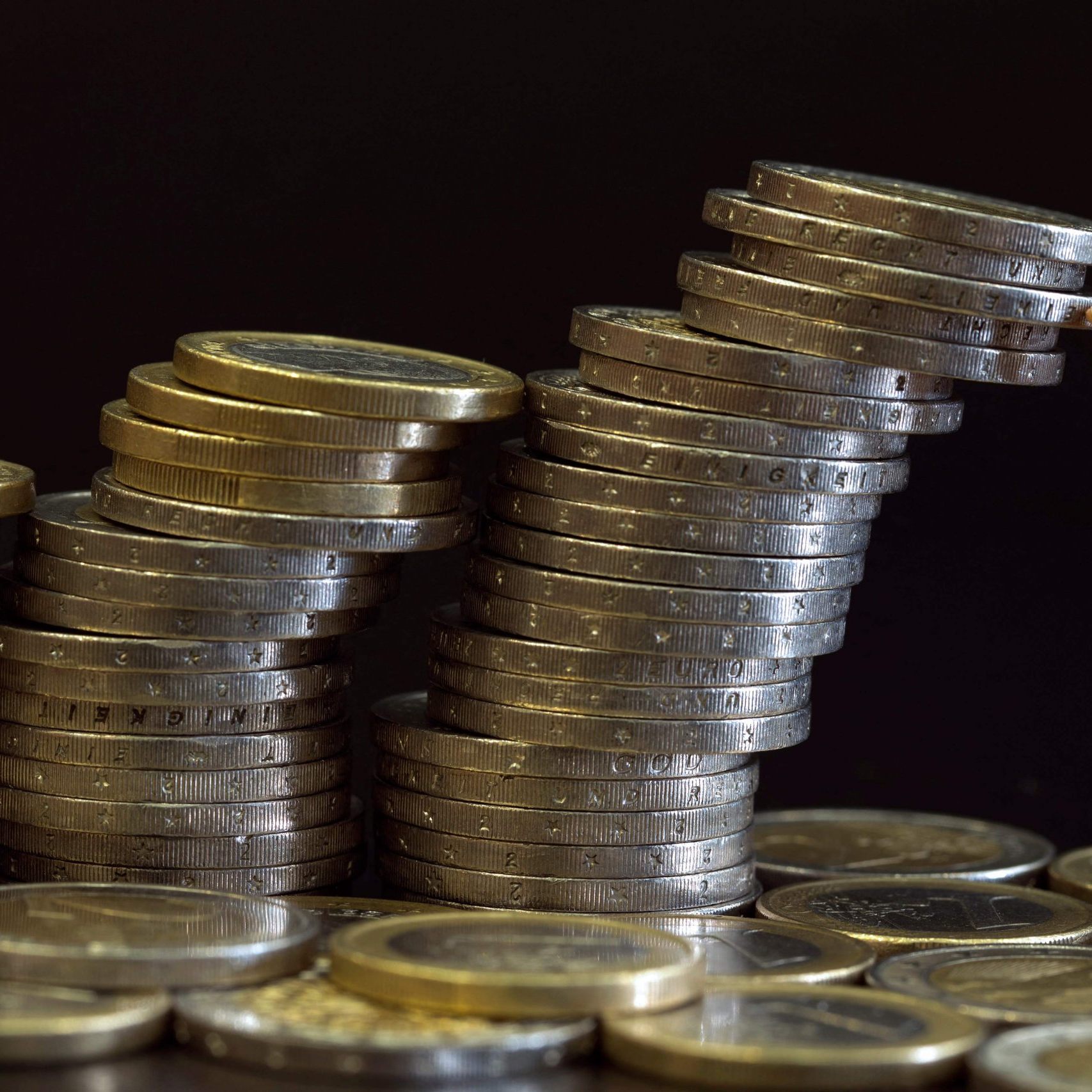 Österreichs Budgetdefizit überschreitet EU-Grenzen. Droht ein Defizitverfahren? Maßnahmen zur Reduzierung sind gefragt. (Bild: APA/AFP/JOEL SAGET)