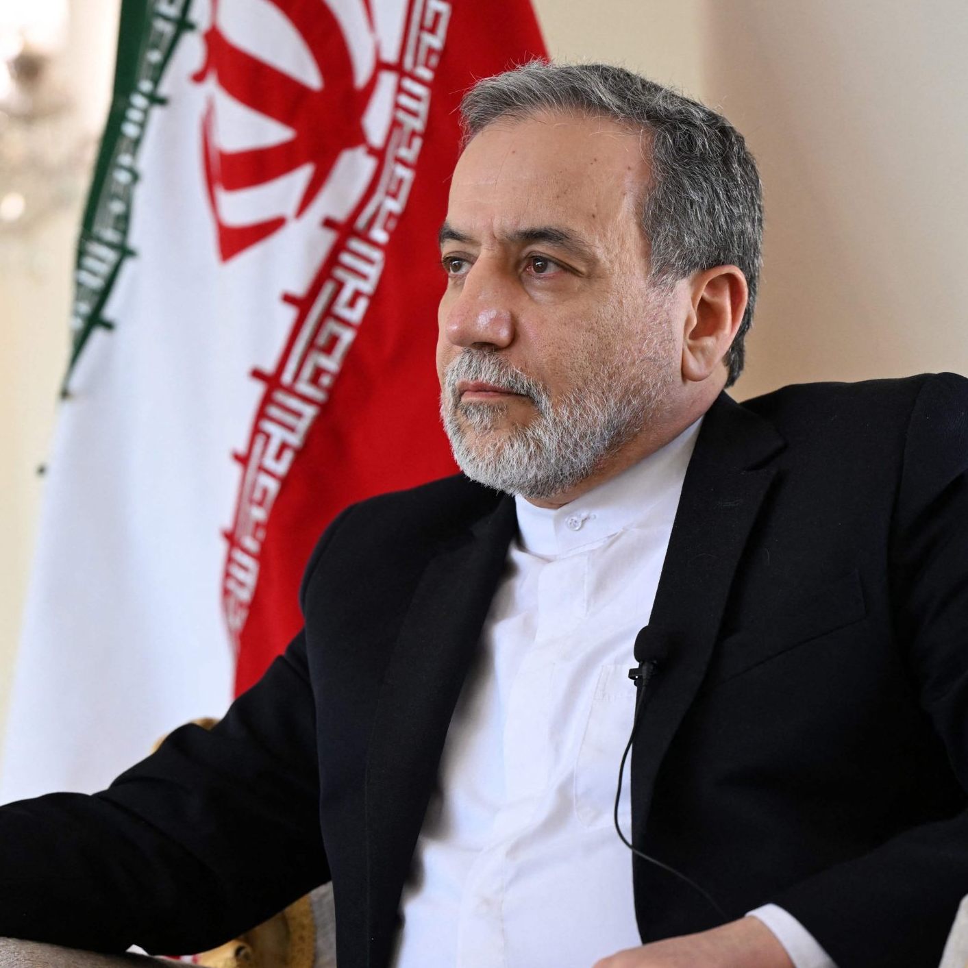 Araqchi kündigt an, sich "mit allen Mitteln" zu wehren.