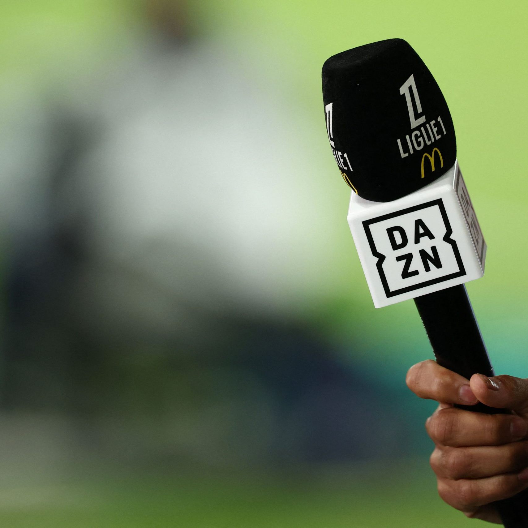 DAZN bietet die Bundesliga-Konferenz kostenlos an. Keine Preiserhöhung für Abonnenten. Fußballfieber am Samstag ohne zusätzliche Kosten. (Bild: APA/AFP/FRANCK FIFE)