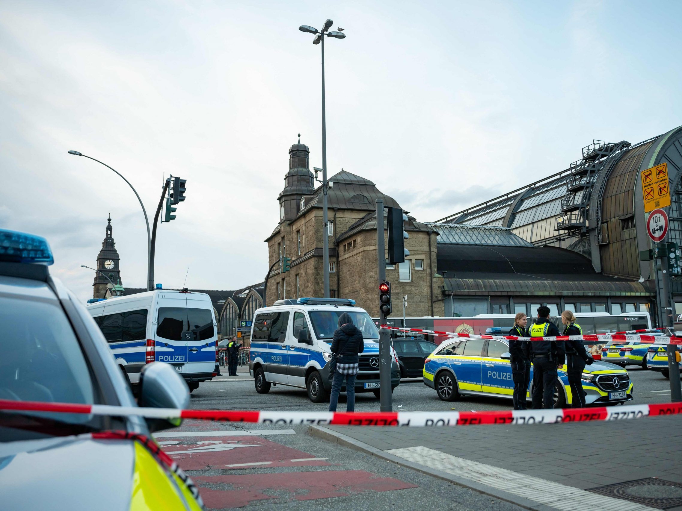 Unter den Verletzten befinden sich laut ersten Informationen auch seine Ehefrau und Tochter. Unter den Verletzten befinden sich laut ersten Informationen auch seine Ehefrau und Tochter.
