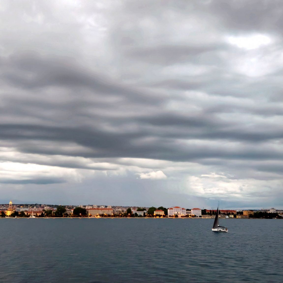 Unwetter in Kroatien: Fähre sinkt, Chaos an Küste