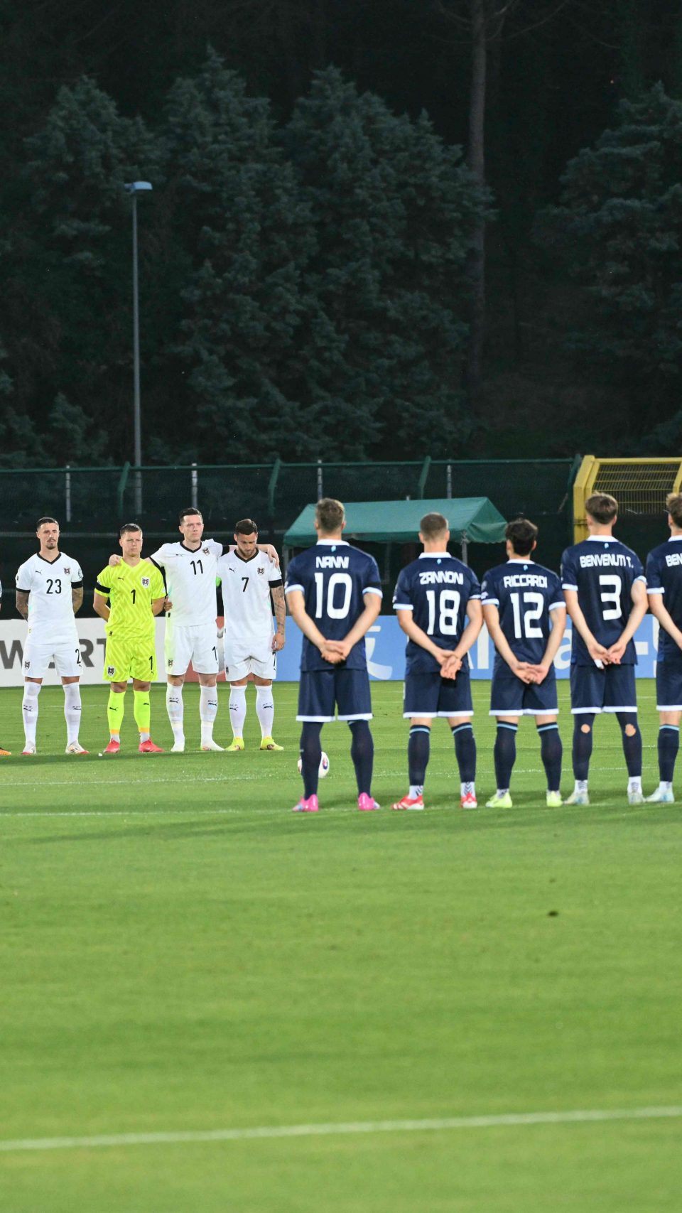 Vor Spielstart hielten das ÖFB-Team sowie das Nationalteam von San Marino eine Trauerminute im Stadion.